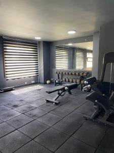 博德鲁姆Museum Resort Spa的一间健身房,里面配有数台跑步机和椅子