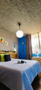 危地马拉Hostal de Lucca的一间卧室设有一张蓝色墙壁的大床