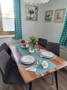 PinsdorfWohnung mit Charme in Pinsdorf的一张带蓝色安慰剂和盘子的餐桌