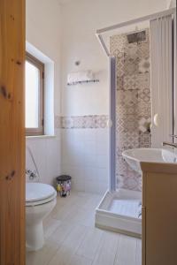 圣维托罗卡波Daphne B&B的带淋浴、卫生间和盥洗盆的浴室