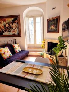 圣乔瓦尼·罗通多Art House Centro - Gargano的客厅配有桌子和沙发
