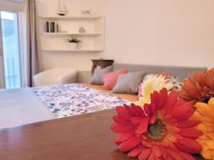 圣乔瓦尼·罗通多Art House Centro - Gargano的卧室里一张带鲜花的桌子