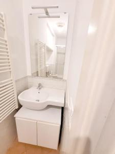 圣乔瓦尼·罗通多Art House Centro - Gargano的白色的浴室设有水槽和镜子