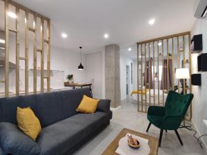 格拉纳达Ferola Homes的客厅配有蓝色沙发和绿色椅子