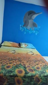 卡塔赫纳Apartamento Amoblado cerca al mar的床上的鸟儿花画