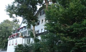 塔贝斯多夫阿尔特斯客尔乡村旅馆的白色的建筑,带有鲜花阳台