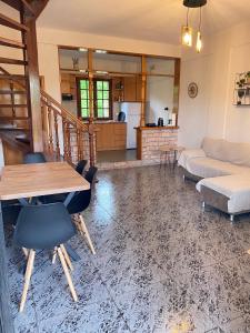 斯塔夫罗斯Casa Lanardi, Stavros的客厅配有桌子和沙发