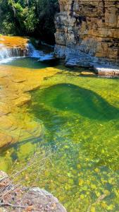 瓜佩Paraiso na beira de cachoeiras Canyons Capitólio MG的一个带瀑布的绿色水池