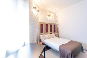 马德里Residencia Salamanca的一间小卧室,配有一张床和一张桌子