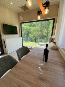 Lelis Alpenloft - Bergchalet in Halden的一张桌子上坐着葡萄酒杯