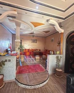 索维拉Charmante appartement privée的大堂设有客厅,铺着地毯