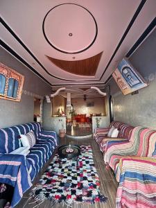 索维拉Charmante appartement privée的客厅配有两张沙发和地毯。