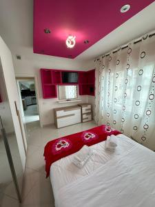 威尼斯CASA GENA的一间卧室设有一张红色天花板的大床
