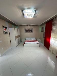 威尼斯CASA GENA的一间卧室配有床和红色窗帘