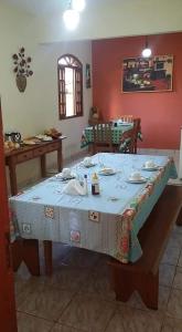 蒂拉登特斯Pousada Caminho da Serra的一张带蓝白桌布的桌子