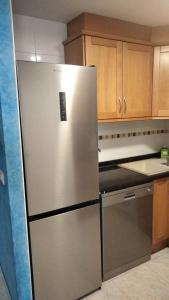 奇尔切斯Atico Duplex 1ª的带木柜的厨房内的不锈钢冰箱