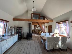 Załawie的厨房以及带桌椅的起居室。