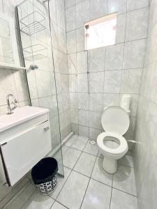 伊塔皮拉Quarto privativo no centro 01的浴室配有卫生间、盥洗盆和淋浴。