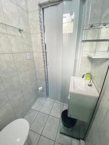伊塔皮拉Quarto privativo no centro 01的带淋浴、卫生间和盥洗盆的浴室