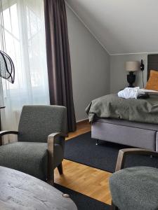 费尔耶斯塔登斯康森酒店的客厅配有床和椅子