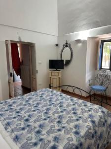阿尔贝罗贝洛Il Sogno的一间卧室配有一张带蓝色和白色床单的床。