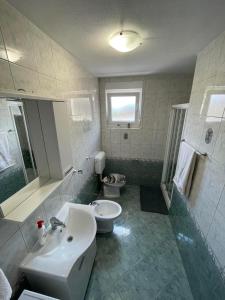 维斯科沃Hill 3的一间带水槽和卫生间的浴室