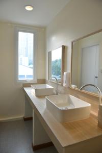 曼谷盼盼旅舍的一间带两个盥洗盆和大镜子的浴室
