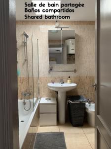 科拉雷侯Bedroom with shared bathroom and swimming pool的浴室配有盥洗盆、卫生间、盥洗盆和淋浴。