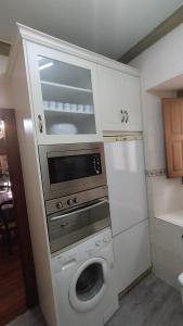 梅迪纳德波马尔Algarabiastaying 1 Cristeta的厨房配有洗衣机和微波炉。
