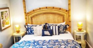 伊斯特姆The Whalewalk Inn & Spa的一间卧室配有一张带蓝白色枕头的大床