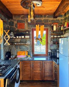 PazarAXÂRA VİLLA SUİT的厨房配有水槽、炉灶和窗户。