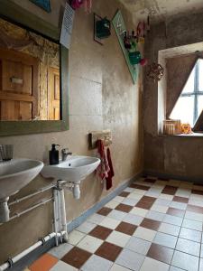 OrissaareSunset Bungalow的一间带两个盥洗盆和窗户的浴室