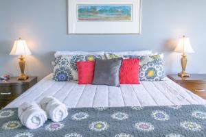 加尔维斯敦Islander East Condominiums的一间卧室配有带毛巾的床