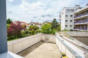 迈松阿尔福escale-marne fr - 11 - Appartement entier, 4 pers, 10mn metro 8, RER A, Parking rue Gratuit, Cuisine Équipée, Grand lit haut de gamme, Matelas Eve Sleep, 1er étage的以及享有公寓景致的阳台。