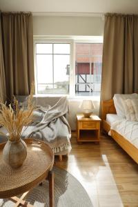奈达普利马里尤酒店的客厅配有床和桌子