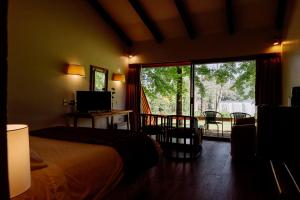 洛斯安赫莱斯Hotel Salto Del Laja的一间卧室设有一张床和一个滑动玻璃门
