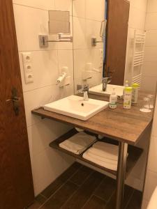 巴特恩豪森坲斯豪斯阿尔特福斯特酒店的一间带水槽和镜子的浴室