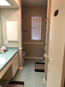 帕里斯SSS Guest Home的一间带水槽和卫生间的浴室以及窗户。