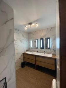 斯蓬坦勒博查特 - 奥雷尔住宿加早餐酒店的一间带水槽和大镜子的浴室