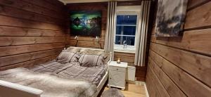 MestervikMalangen Lodge的一间卧室设有一张床和一个窗口