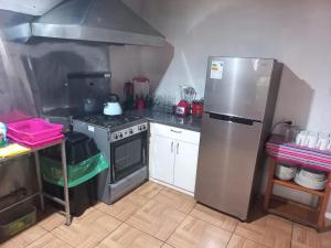 库斯科SajaHome的厨房配有不锈钢冰箱和炉灶。