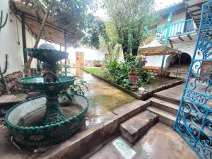 库斯科SajaHome的房屋庭院中的喷泉
