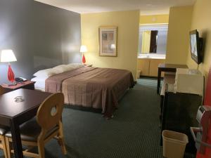 都柏林雷拉克丝套房汽车旅馆的配有一张床和一张书桌的酒店客房