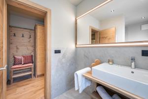 萨尔图西奥圣乌尔苏拉酒店的一间带水槽和镜子的浴室