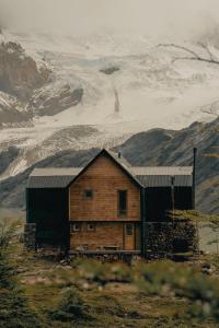 厄尔查尔坦Puesto Cagliero - Refugio de montaña的山中小木屋