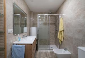 贝纳尔马德纳"Suite" Habitacion extra Large con baño privado en Benalmadena的带淋浴、盥洗盆和镜子的浴室