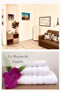 奥尔比亚La Maison de Famille的客厅配有沙发和紫色花卉