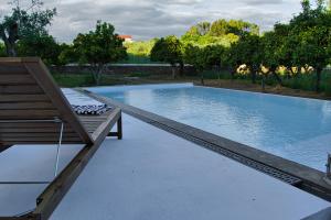 阿兰德鲁阿尔Monte Alecrim的游泳池旁带长凳的游泳池