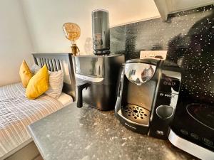伦敦Lovely self contained studio now available的厨房配有台面上的咖啡壶