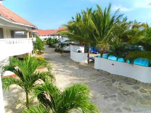 迪亚尼海滩Bedroom Diani Beach的棕榈树和游泳池度假村
